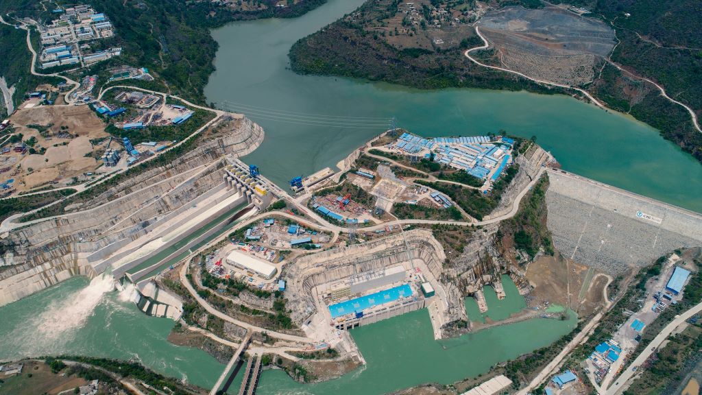 中巴經(jīng)濟(jì)走廊首個水電項目——巴基斯坦卡洛特水電站。（三峽集團(tuán)供圖）