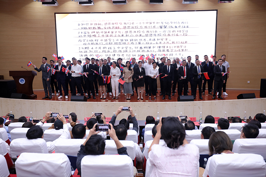7月31日，昆明鐵道職業(yè)技術(shù)學(xué)院舉行援老撾鐵道職業(yè)技術(shù)學(xué)院項(xiàng)目教育能力建設(shè)教師培養(yǎng)班結(jié)業(yè)典禮。 昆明鐵道職業(yè)技術(shù)學(xué)院供圖