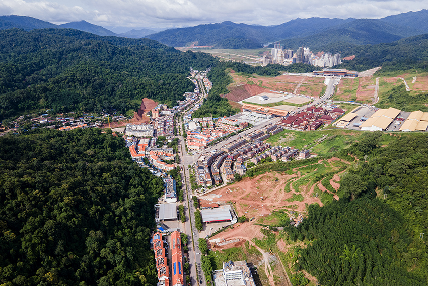 磨憨口岸俯瞰，右前方高層白色建筑群為老撾境內(nèi)。人民網(wǎng)記者 符皓攝