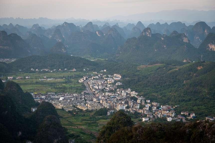 廣西層巒疊嶂，郁郁蔥蔥。 人民網(wǎng) 嚴(yán)立政攝