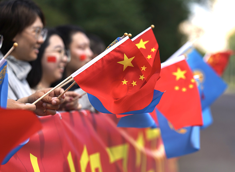 習(xí)近平主席抵達阿斯塔納受到熱烈歡迎