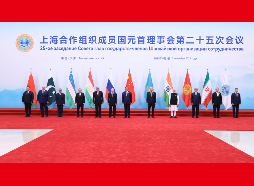 習(xí)近平同出席會議的上海合作組織成員國領(lǐng)導(dǎo)人、常設(shè)機(jī)構(gòu)負(fù)責(zé)人集體合影