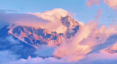 麗江玉龍雪山現(xiàn)“日照金山”美景