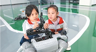 山東沾化小學(xué)生走近智能機(jī)器人